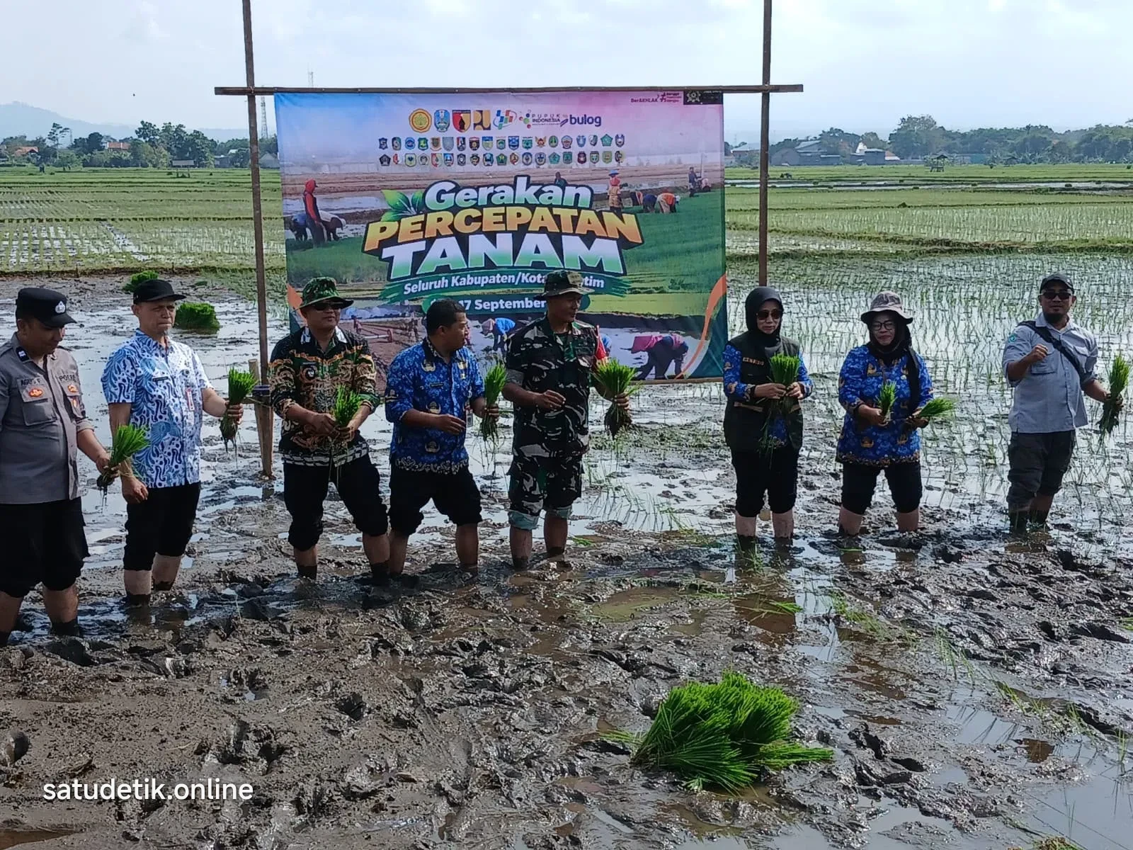 Percepat Tanam Padi, Polsek Sukodono Kawal Gerakan Swasembada Pangan di Karangsari