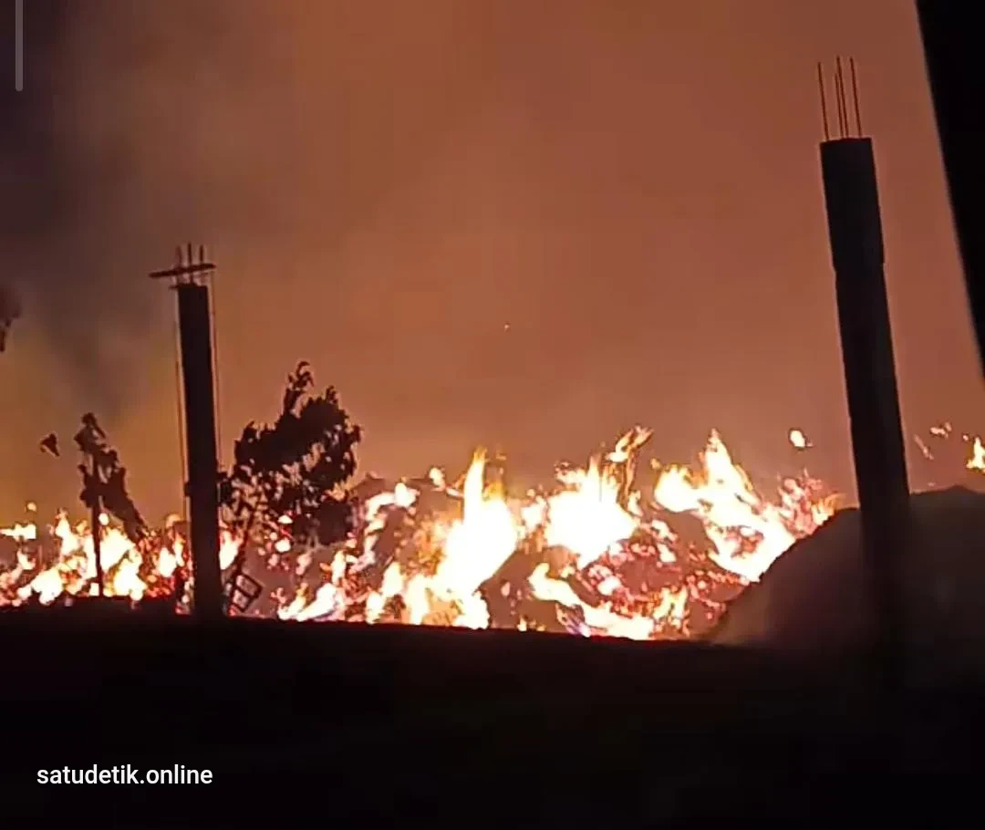 Timbunan Serutan Kayu Terbakar di Kebonagung Sukodono, Api Sulit Dipadamkan