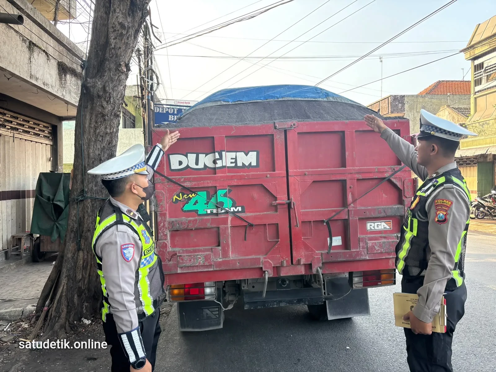 25 Truk Ditindak di Jalur Pasirian Lumajang, Langgar Jam Operasional hingga Muatan Tak Tertutup Terpal