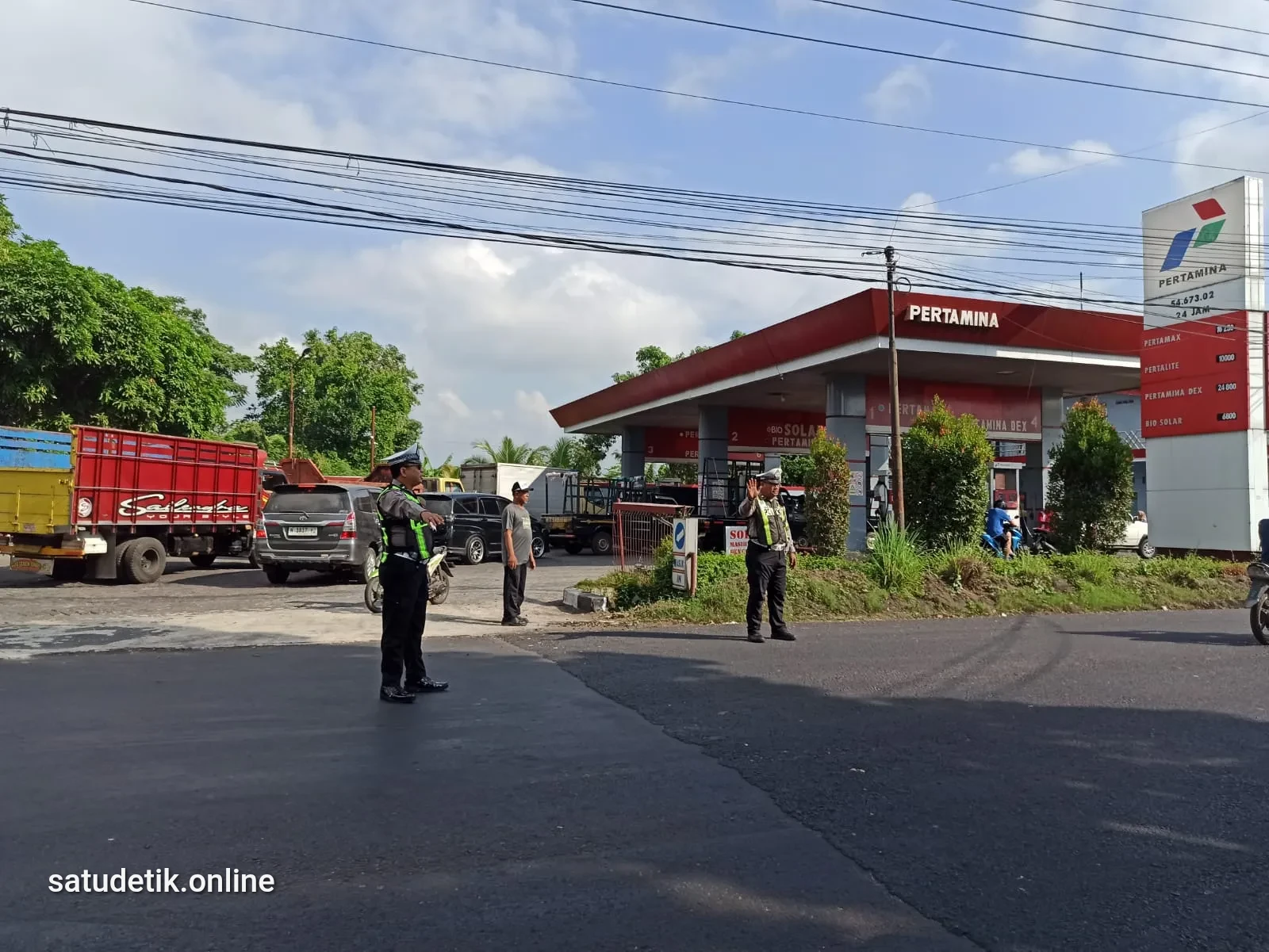Antrean Solar Mengular di SPBU Pelita Lumajang, Satlantas Siaga Cegah Macet Jalur Nasional
