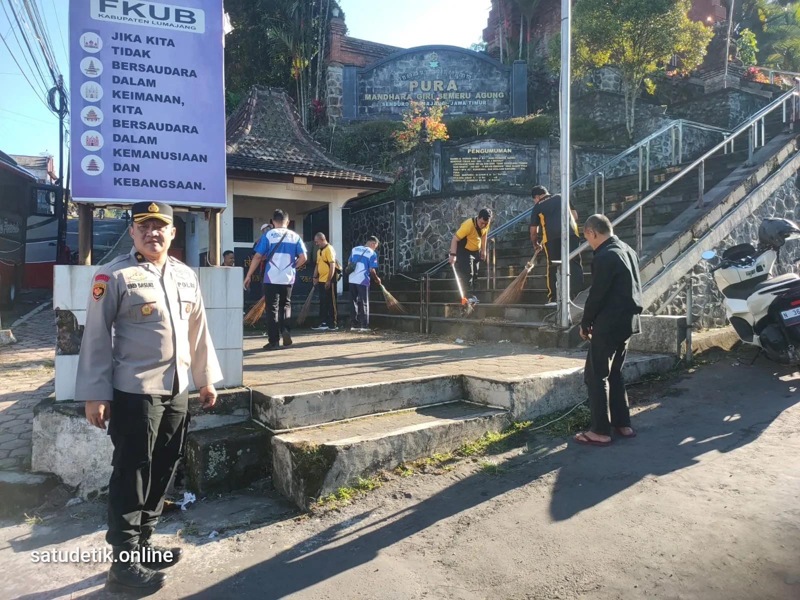 Polisi Bersih-bersih Pura Senduro, Warga: Ini Baru Bhayangkara!