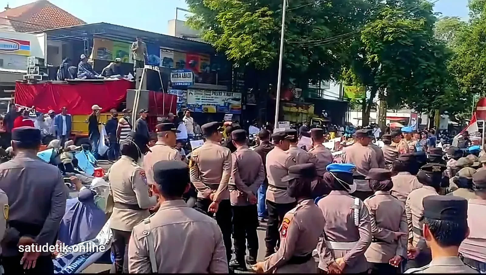 Ribuan Pendukung MBG Kepung DPRD Lumajang: Tuntut Tata Kelola Bersih dan Lindungi Relawan