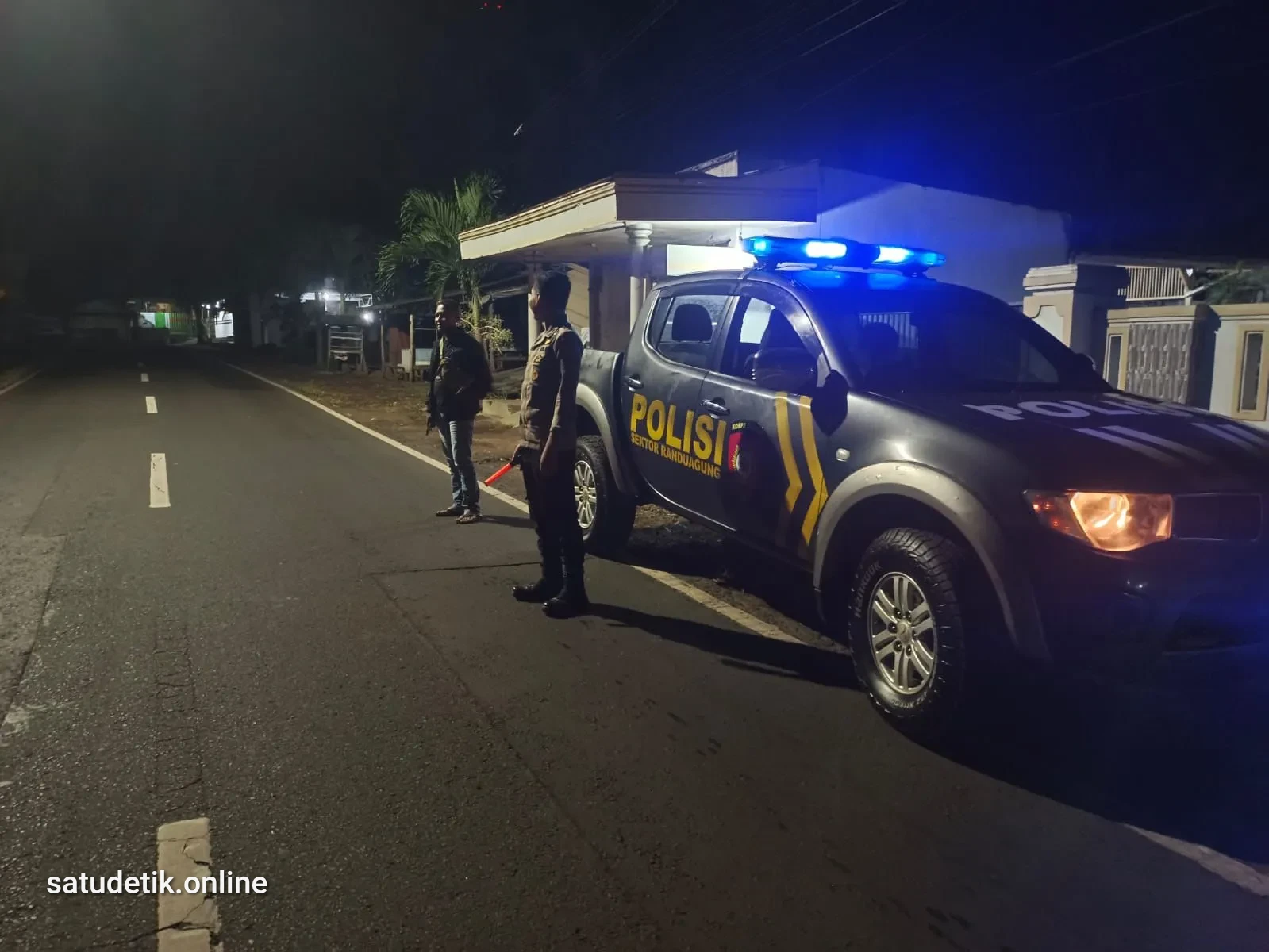 Cegah 3C, Polsek Randuagung Patroli Dini Hari di Jalan Raya Randuagung Lumajang