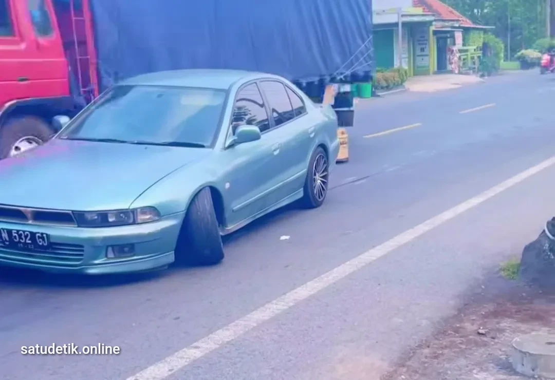 Diduga Patah As Roda, Sedan N 532 GJ Bikin Macet Jalur Lumajang–Malang