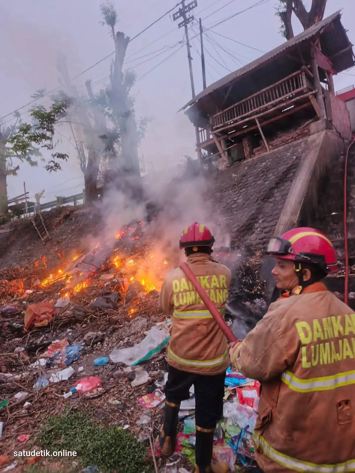 Kebakaran Tumpukan Sampah di Jalan Panjaitan Lumajang Picu Kepanikan Warga