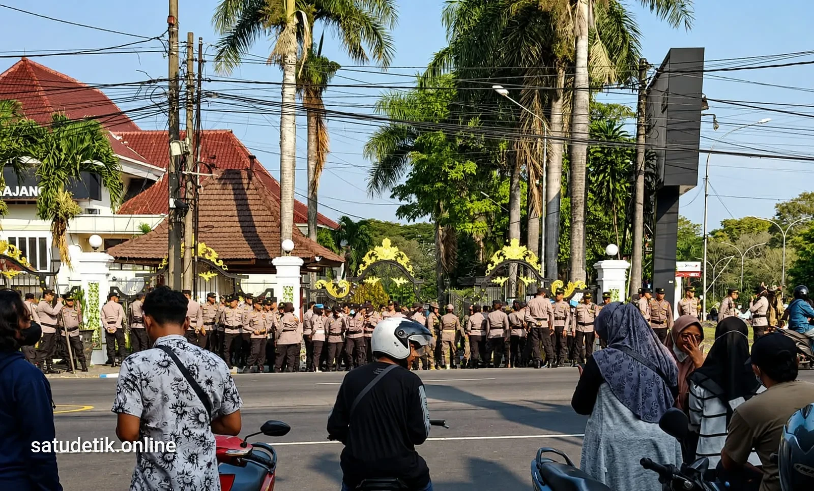 350 Aparat Jaga Demokrasi: Aksi Damai Ribuan Pendukung MBG di DPRD Lumajang Berlangsung Kondusif