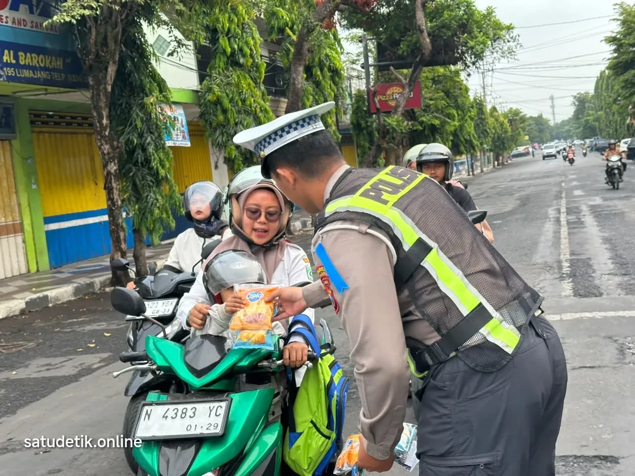 Operasi Patuh Semeru 2026, Satlantas Lumajang Apresiasi Pengendara Tertib dengan Cokelat