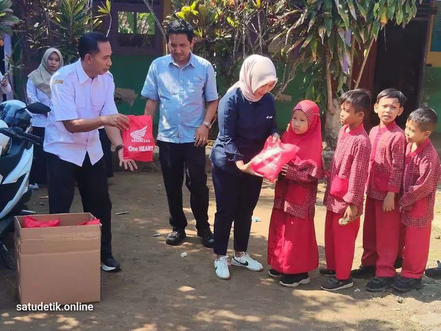 Tanamkan Keselamatan Sejak SD, MPM Honda Jatim Bagikan Helm dan Edukasi di Lumajang
