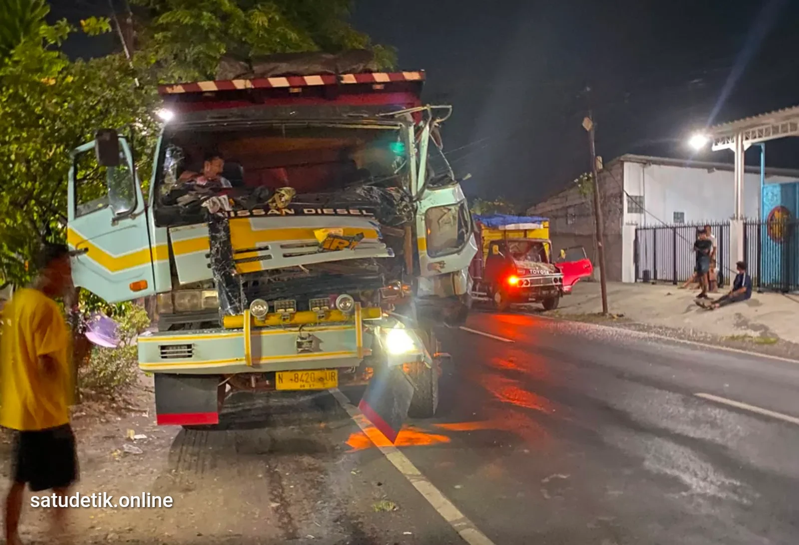 Truk Fuso Tabrak Truk Parkir di Mahakam Lumajang, Tiang Listrik Ambruk dan Kabel Putus Dini Hari