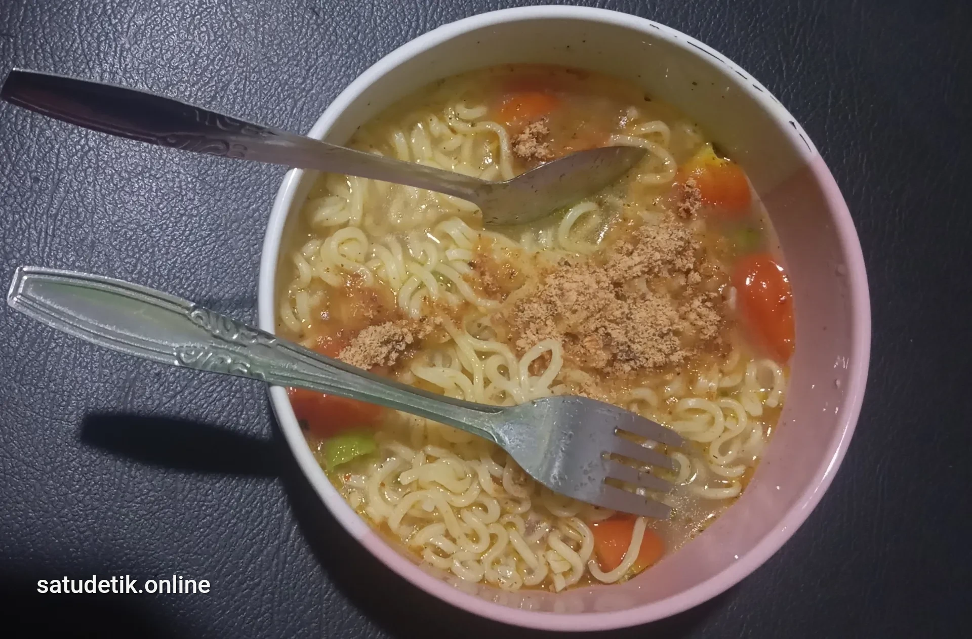Hangat, Gurih, Nagih: Kenikmatan Mie Kuah Instan di Balik Risikonya