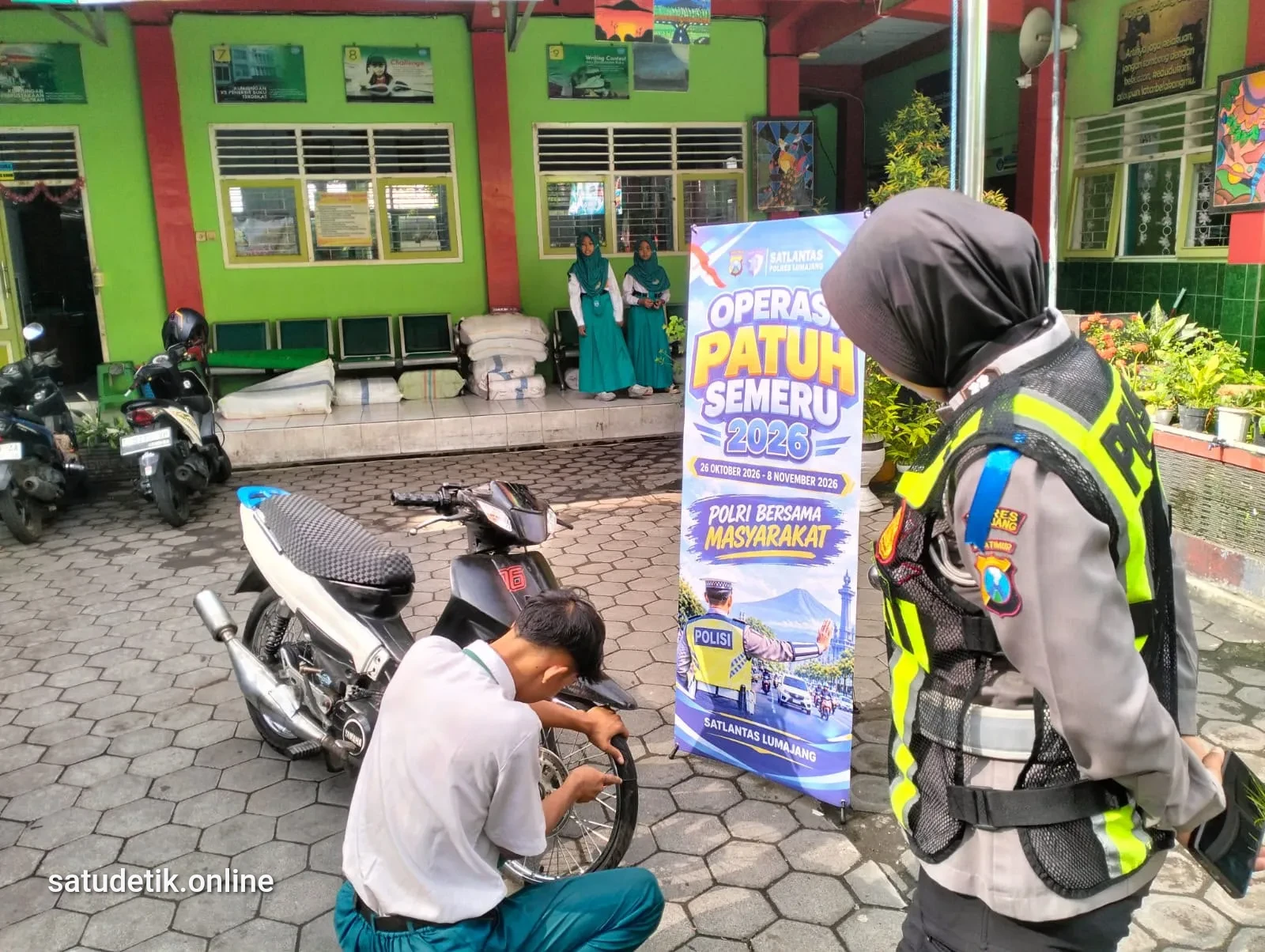 Belum Cukup Umur dan Tanpa Helm SNI, Belasan Siswa SMP di Lumajang Terjaring Razia Polisi