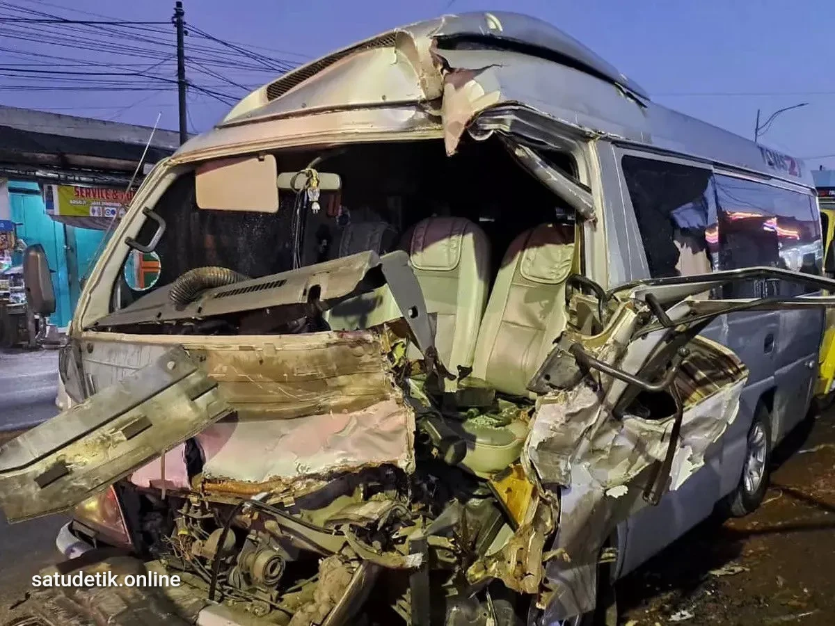 Microbus Elf Hantam Truk Parkir di Klakah, Sopir Diduga Kurang Konsentrasi
