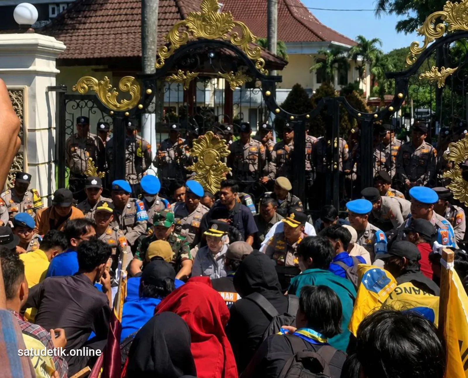 Demo di DPRD Lumajang, Mahasiswa Tuntut Transparansi Harga Pertamax dan Program MBG