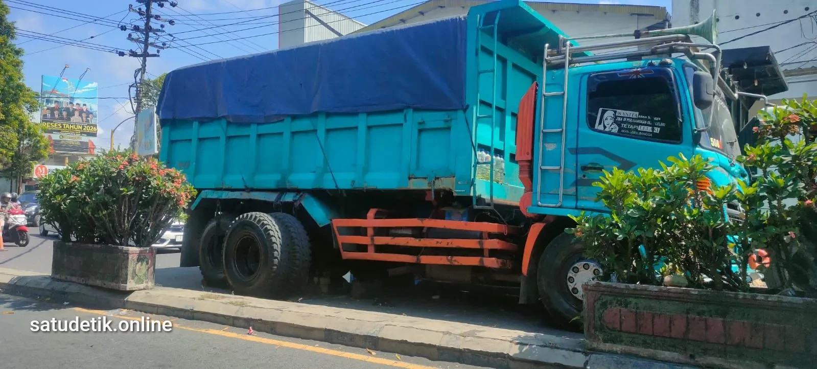Truk Tronton Bermuatan Pasir Lumpuhkan Arus Lalu Lintas di Gladak Abang Lumajang