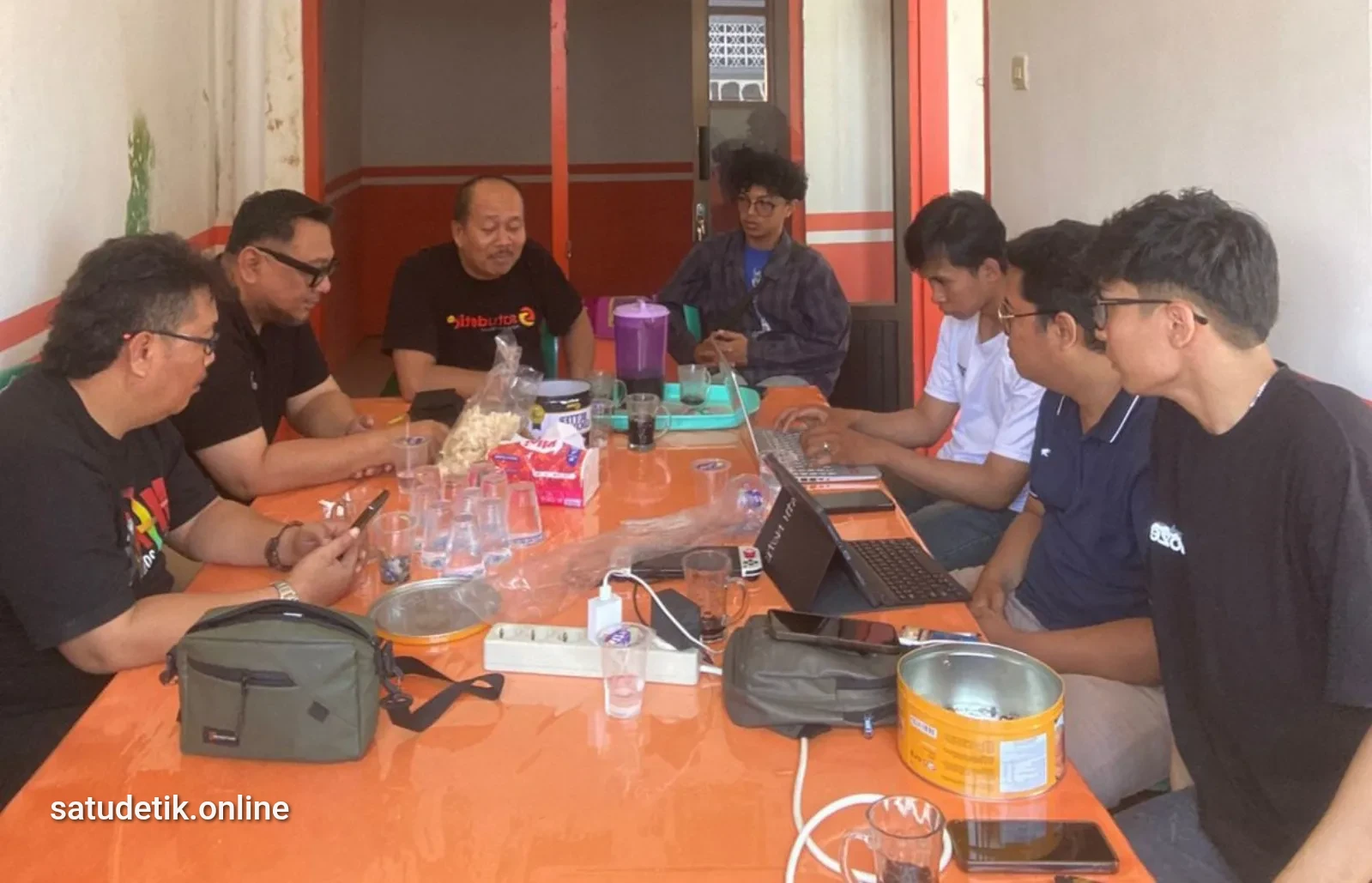 CEO Satudetik.online Tegaskan Profesionalisme dan Kekompakan Tim dalam Rapat Internal di Lumajang