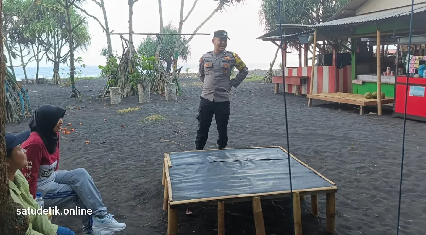 Patroli Jalan Kaki, Polsek Tempursari Amankan Pantai Watu Godeg dari 3C