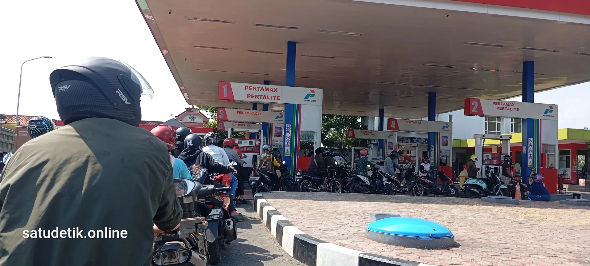 Efisiensi ASN Pakai Motor Dinas, Antrean BBM di SPBU Lumajang Makin Panjang