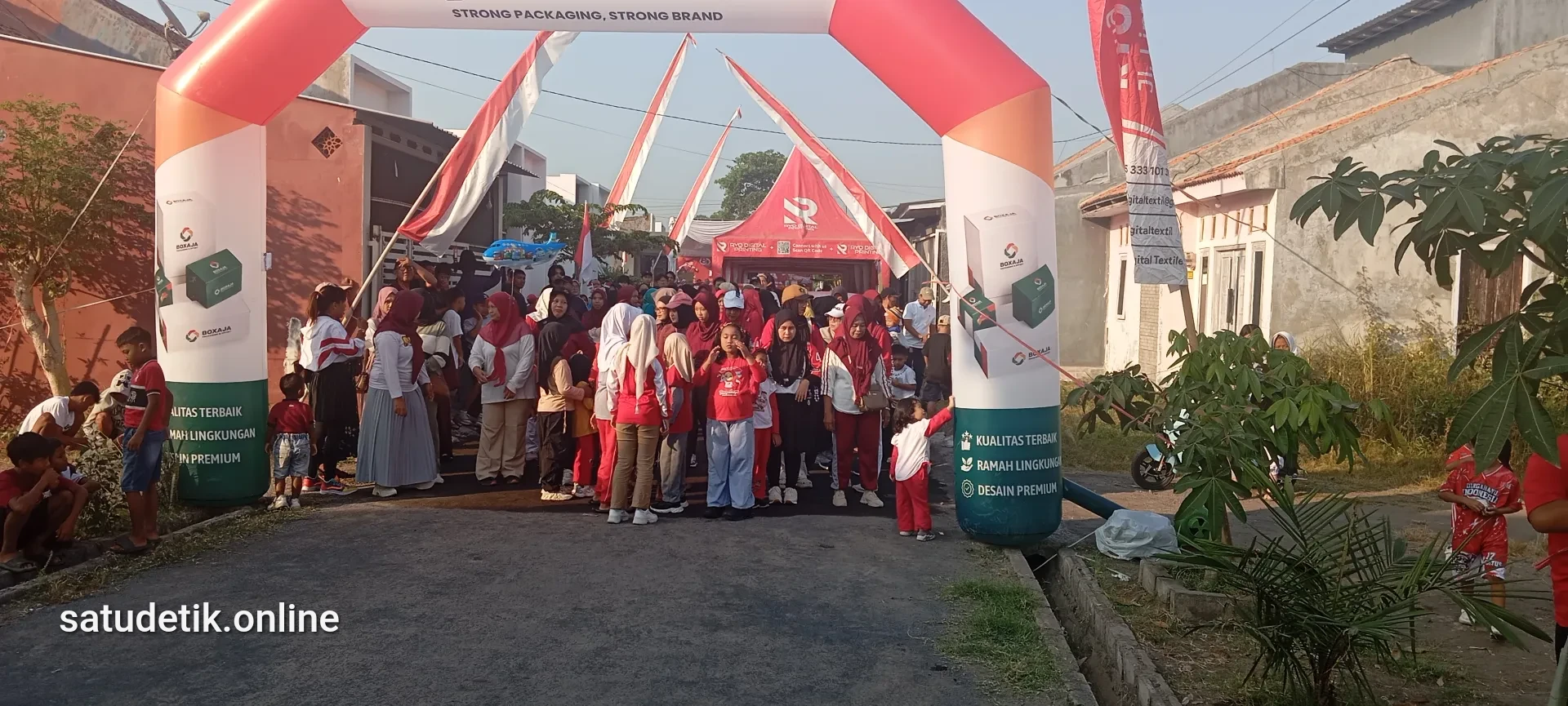 Semarak 17-an! Ratusan Warga Randu Regency dan Rowocangkring Penuhi Jalan Sehat, Door Prize Ludes Diserbu