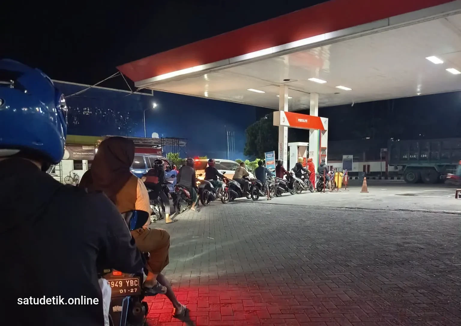 Antrean Pertalite di Lumajang Mengular, Warga: Solusinya Mana?