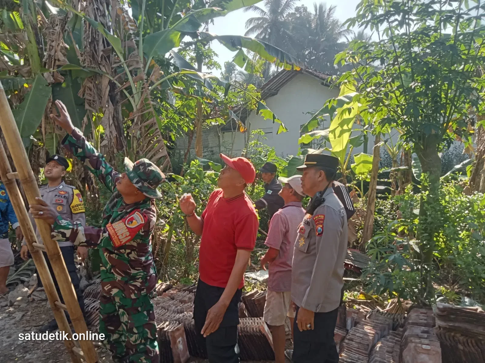 Sinergi TNI-Polri dan Warga Bedah Rumah Sunarwi di Randuagung