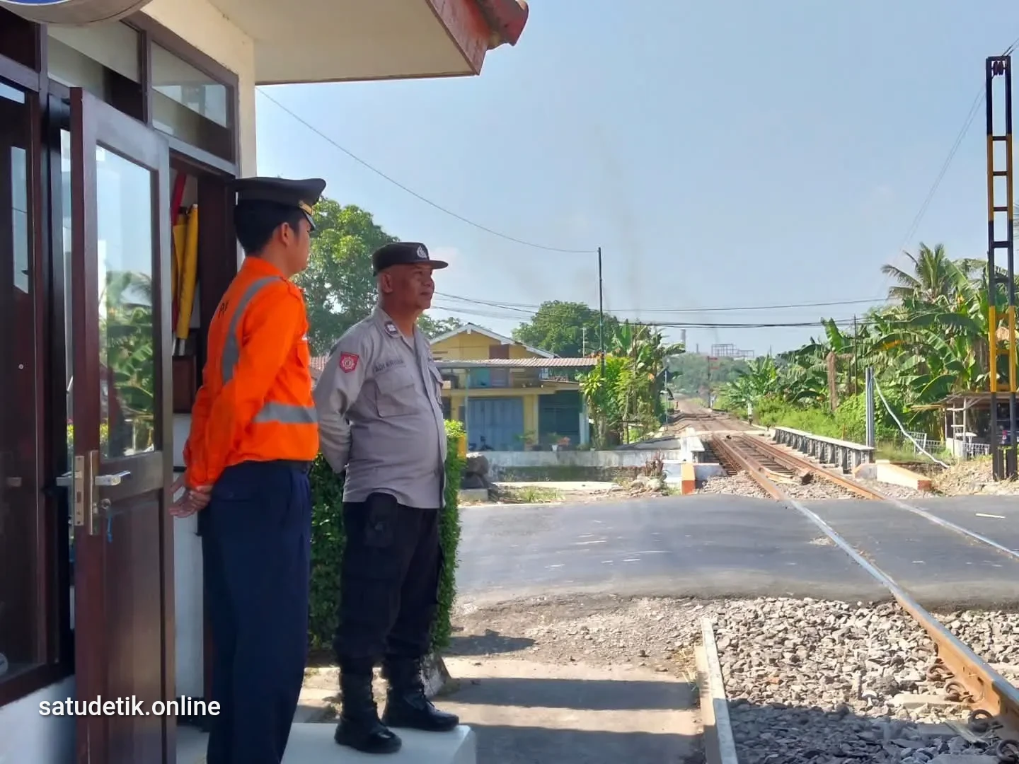 Patroli di JPL Kaliboto Lor, Kapolsek Jatiroto Tekankan Kewaspadaan Petugas Palang Pintu