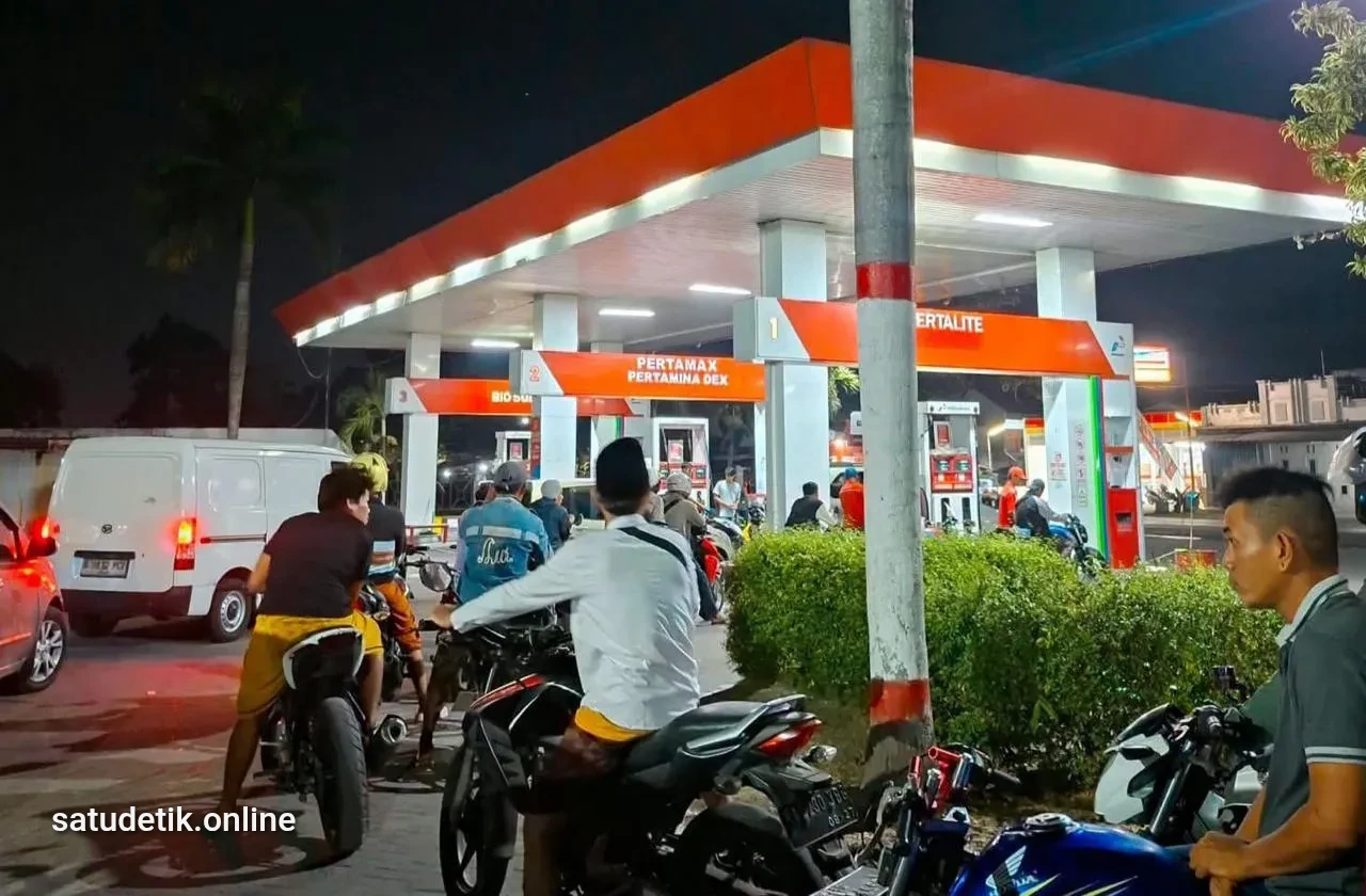 Lumajang  Antre Pertalite: Habis Dulu, Isi Belakangan