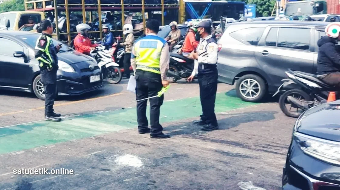 Rem Blong! Truk Hantam Puluhan Motor di Simpang Unisma Bekasi, 1 Ojol Tewas